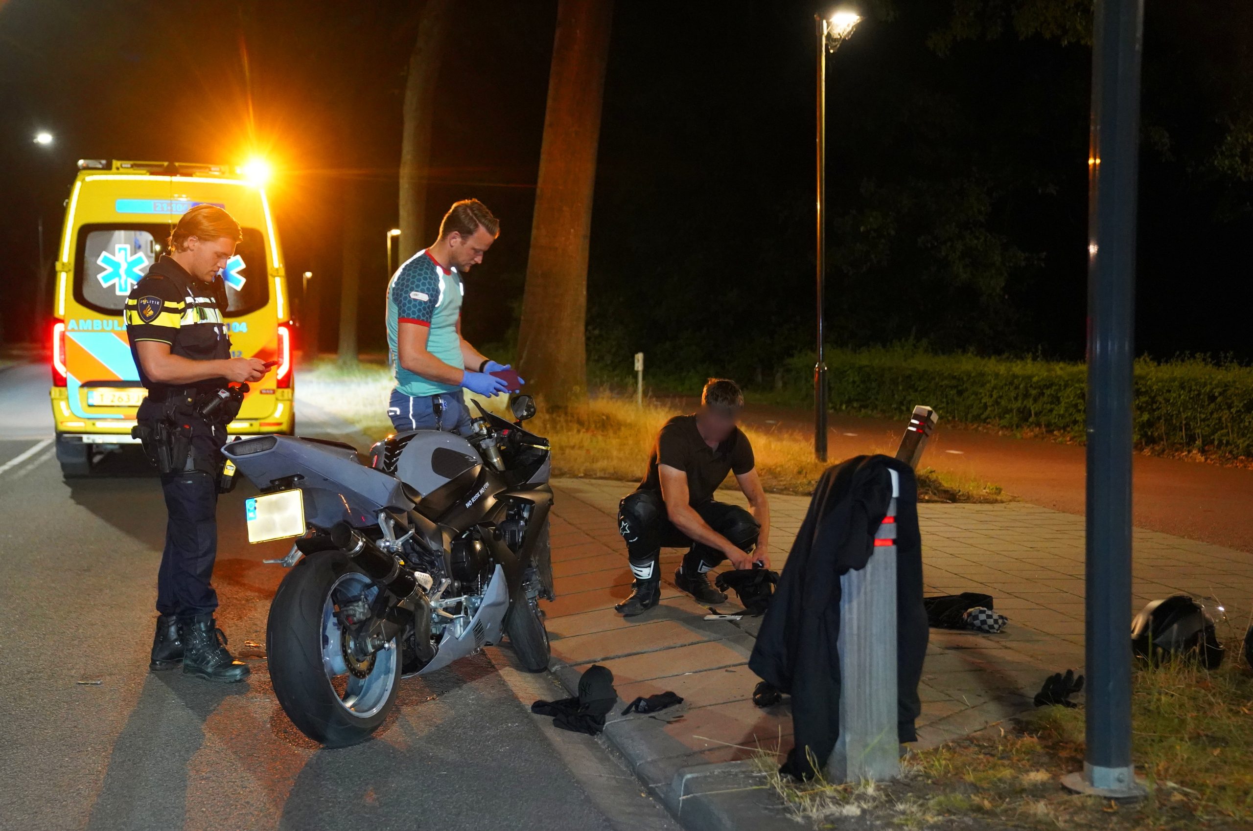 Automobilist rijdt weg na aanrijding met motor