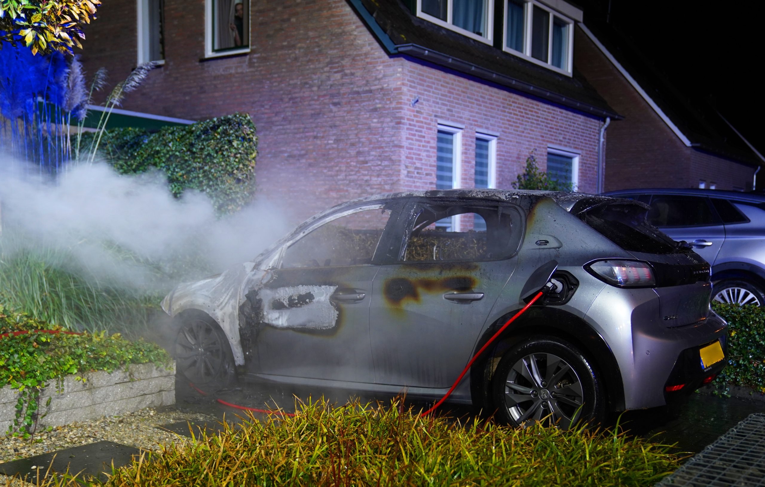 Elektrische auto in Vught in brand