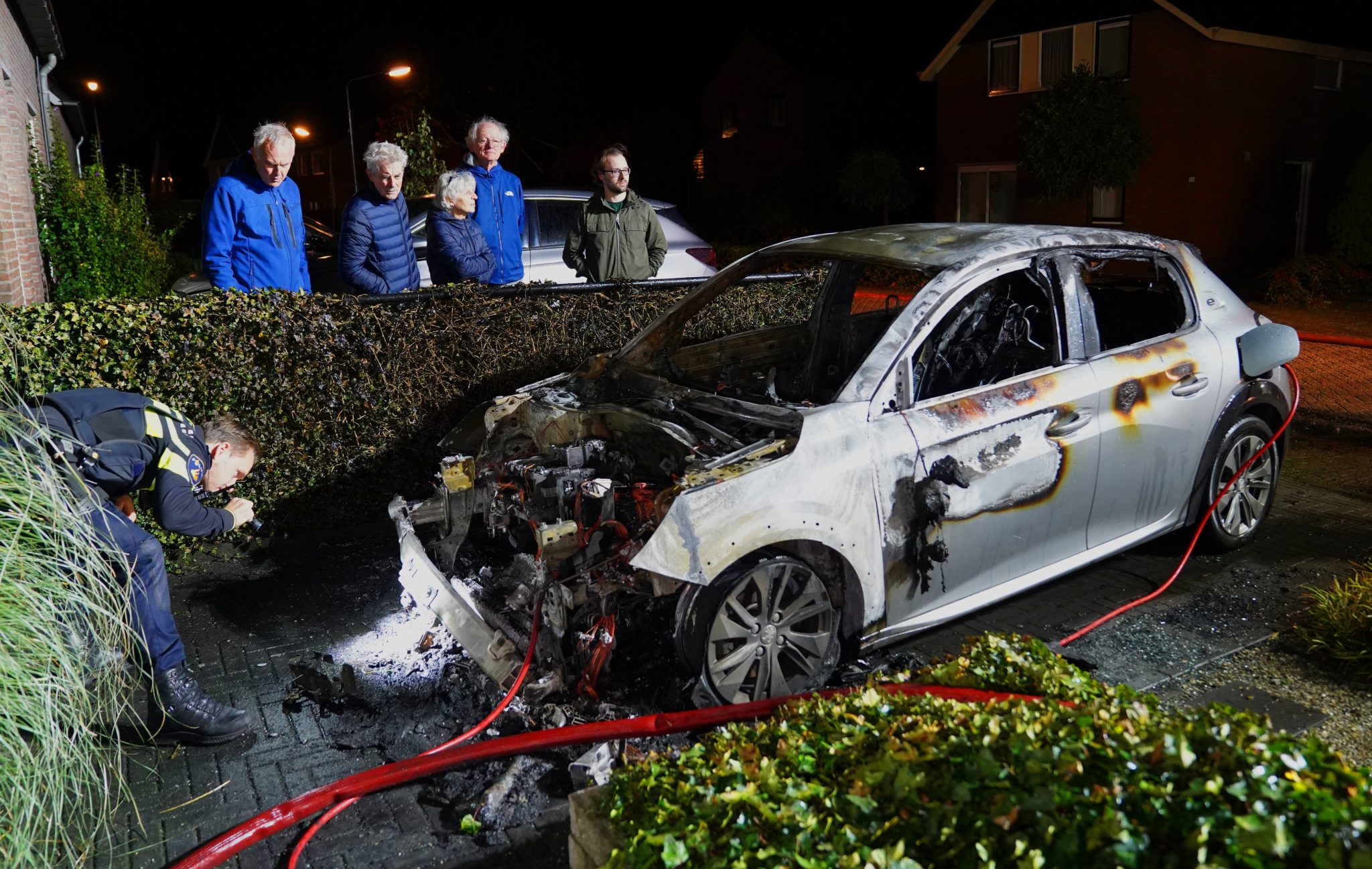 Elektrische auto in vlammen Vught 27okt25 BM (3)