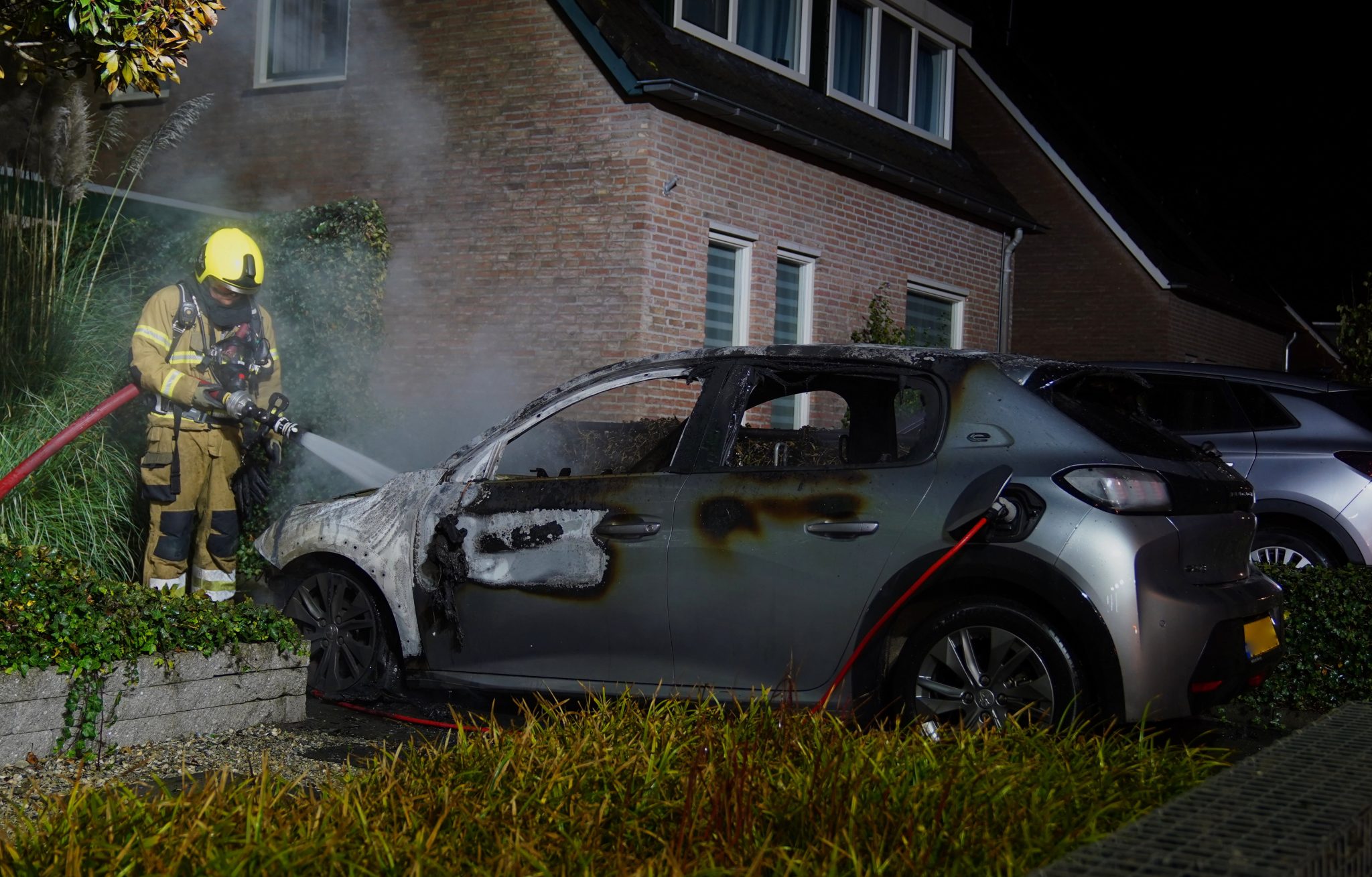 Elektrische auto in vlammen Vught 27okt25 BM (4)