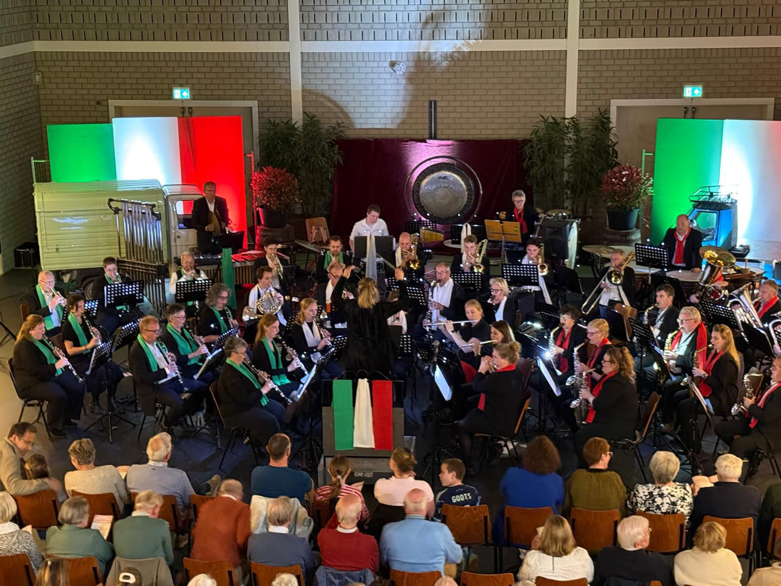 Foto uitzwaaiconcert 1_Helvoirt.Net