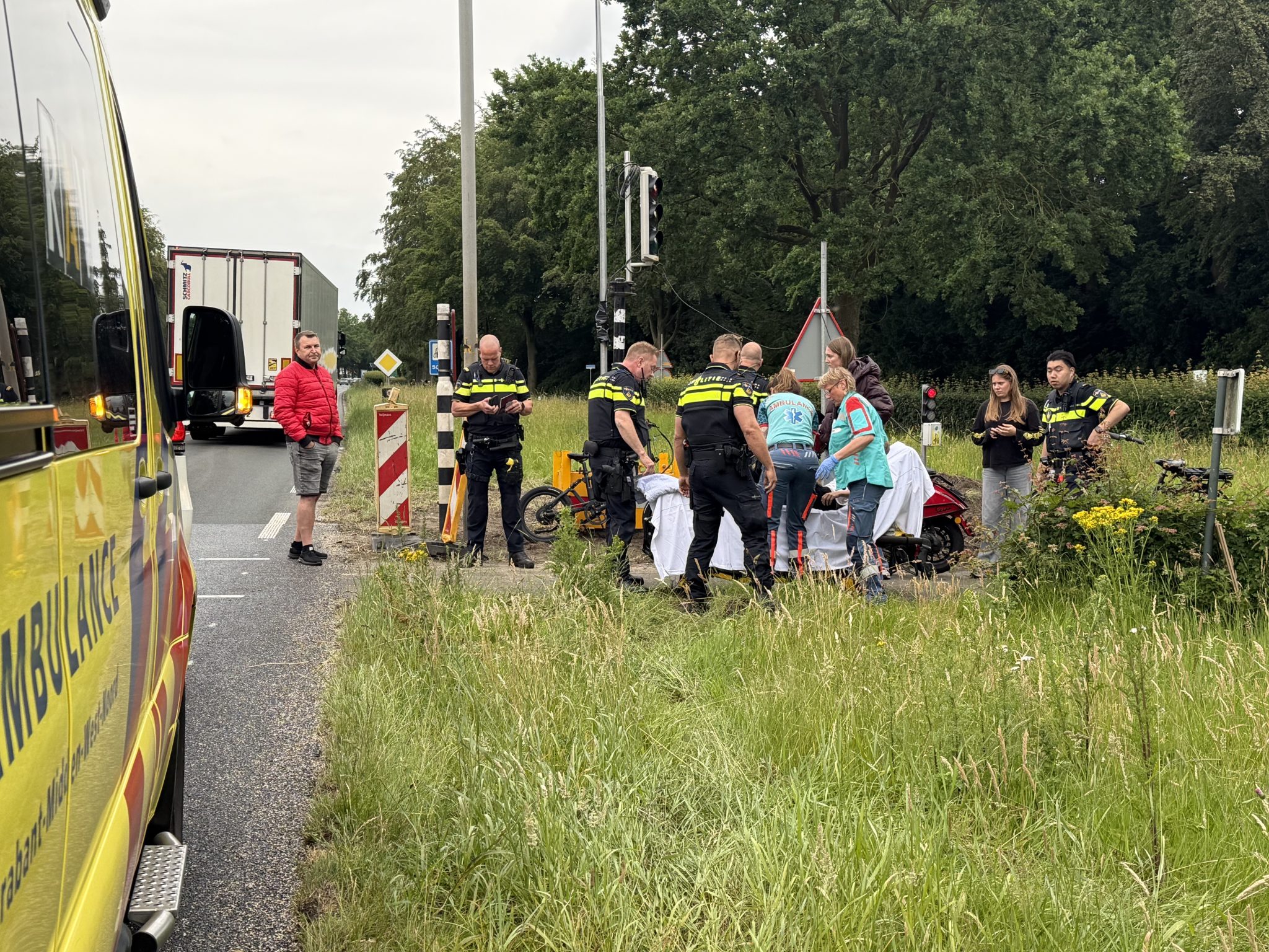 Jongen aangereden door vrachtwagen op N65 bij 3jun26BartMHelvoirt (3)