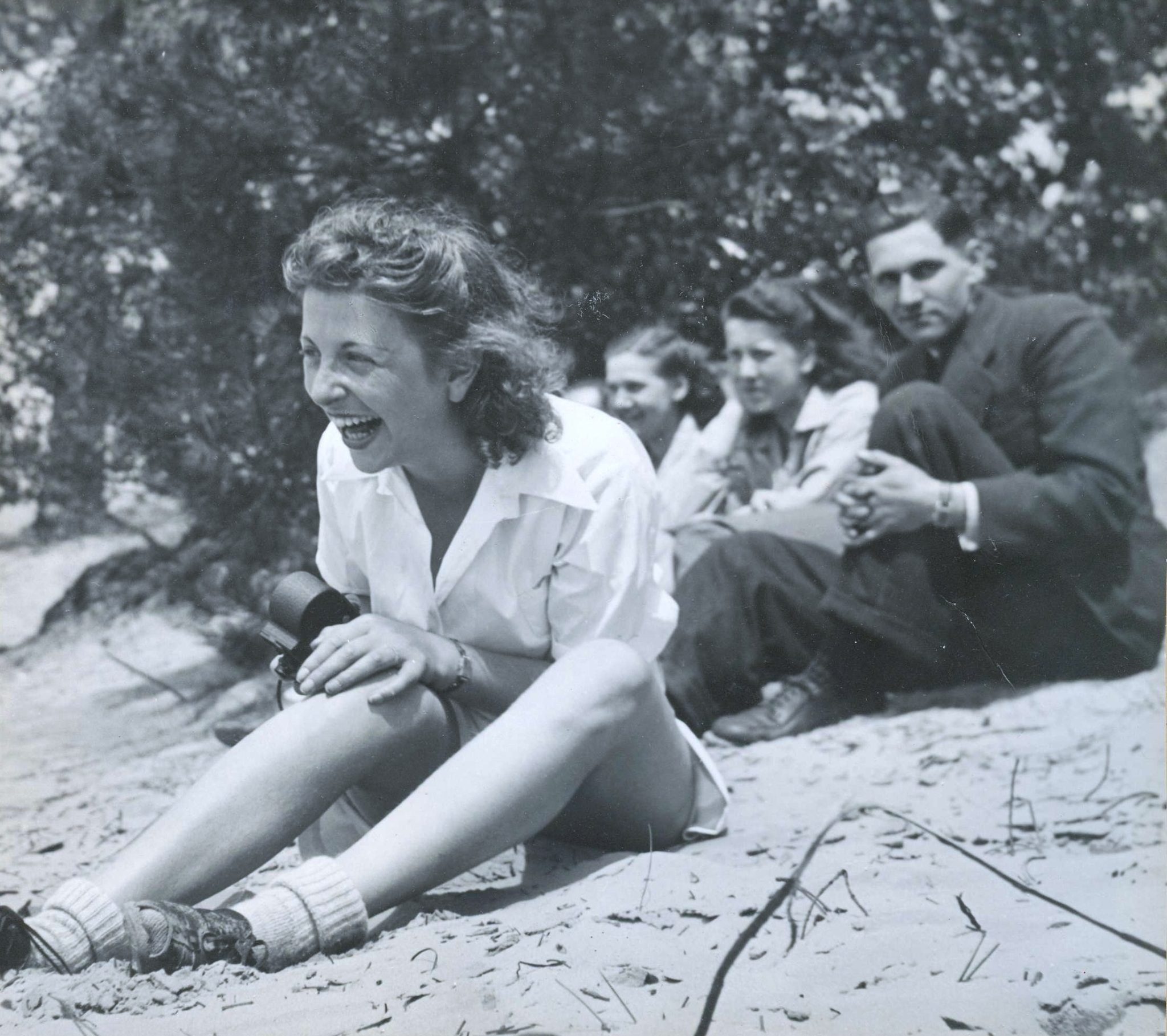 Roosje Glaser met vrienden en haar 8 mm camera, 1942 (foto privécollectie)