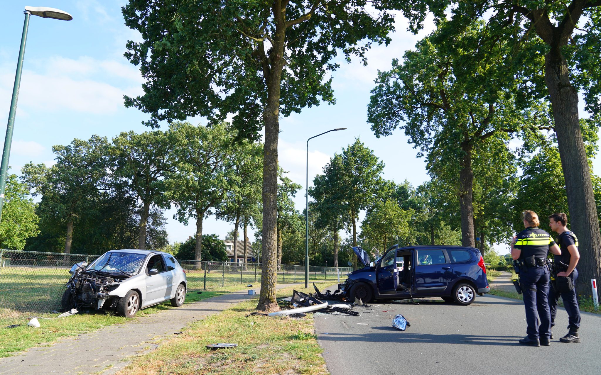 Twee gewonden bij frontale aanrijding op Nieuwkuijkseweg in Helvoirt 17jul26 BartM (1)
