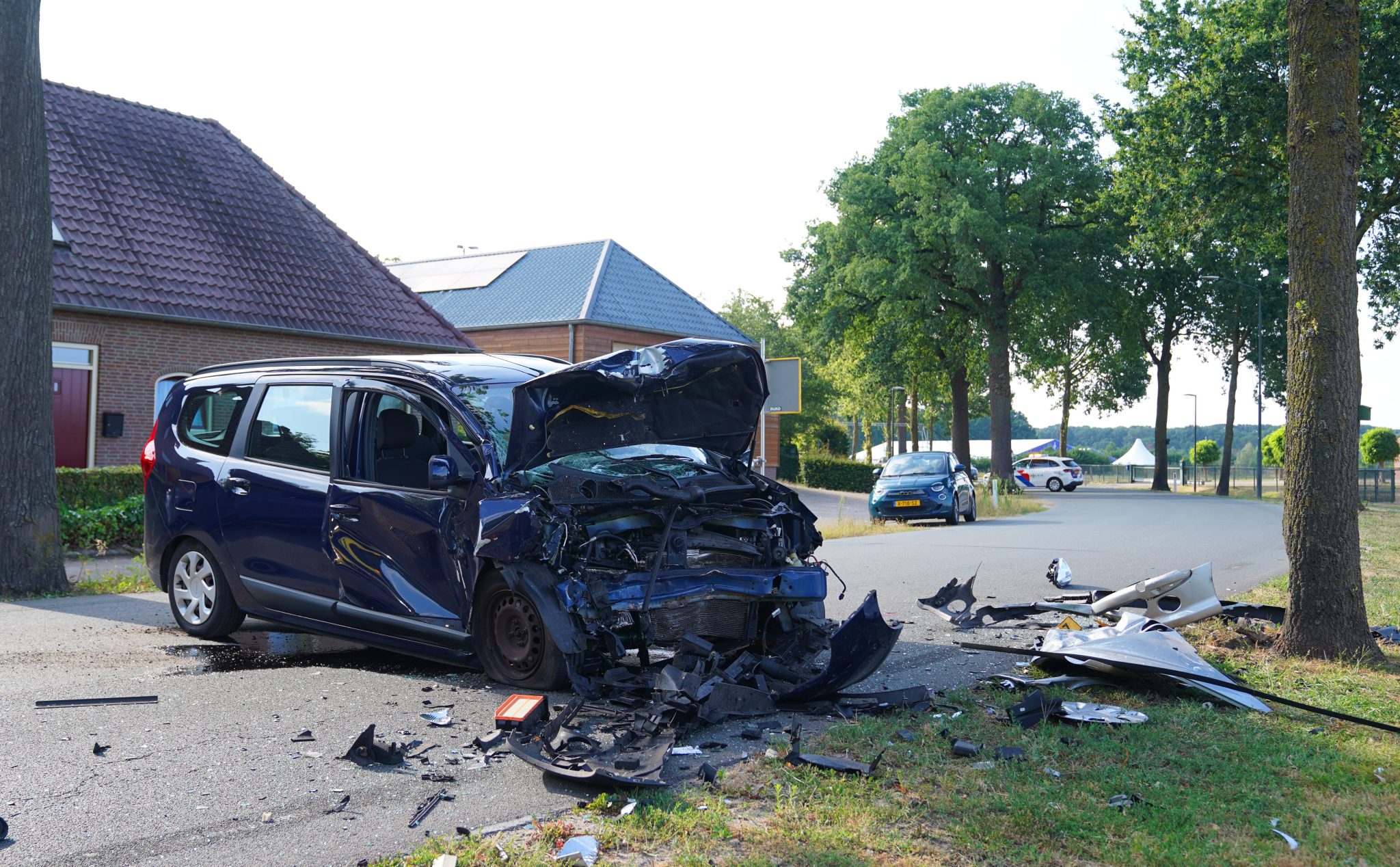 Twee gewonden bij frontale aanrijding op Nieuwkuijkseweg in Helvoirt 17jul26 BartM (2)