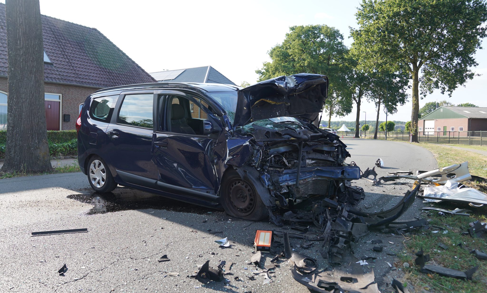 Twee gewonden bij frontale aanrijding op Nieuwkuijkseweg in Helvoirt 17jul26 BartM (3)