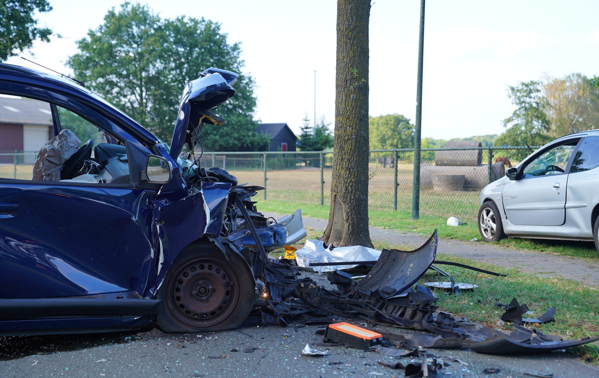 Twee gewonden bij frontale aanrijding op Nieuwkuijkseweg in Helvoirt 17jul26 BartM (5)