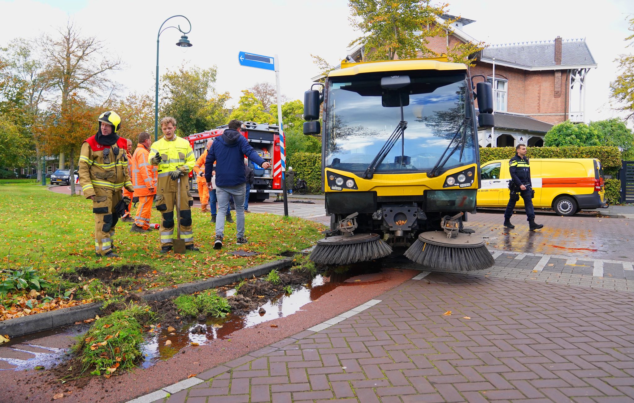 Veegwagen vat vlam BartM 222okt26 (1)