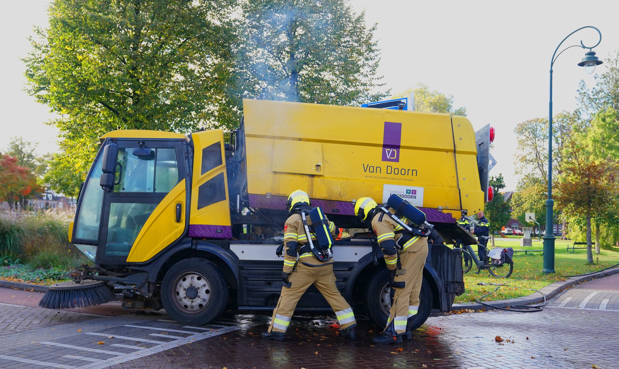 Veegwagen vat vlam BartM 222okt26 (4)