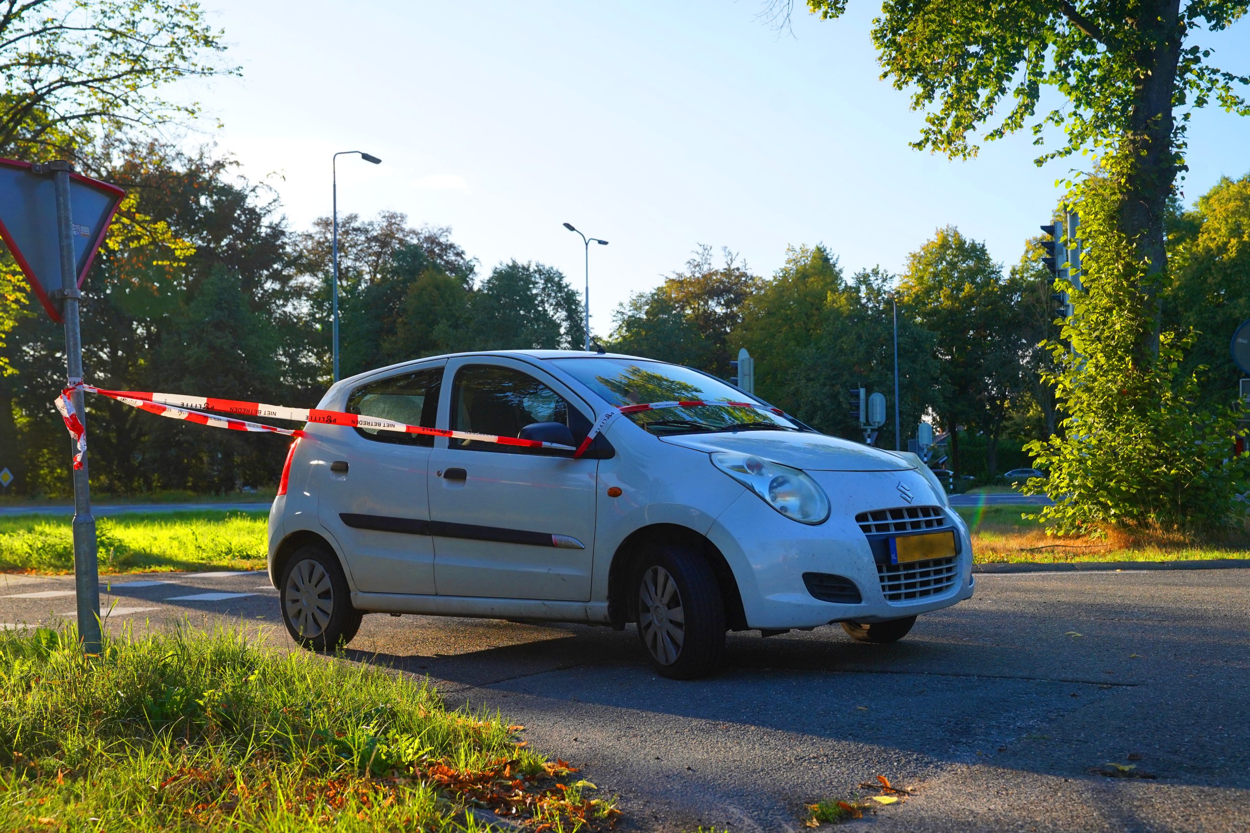 Verlaten auto al dagen op kruising bij Helvoirt