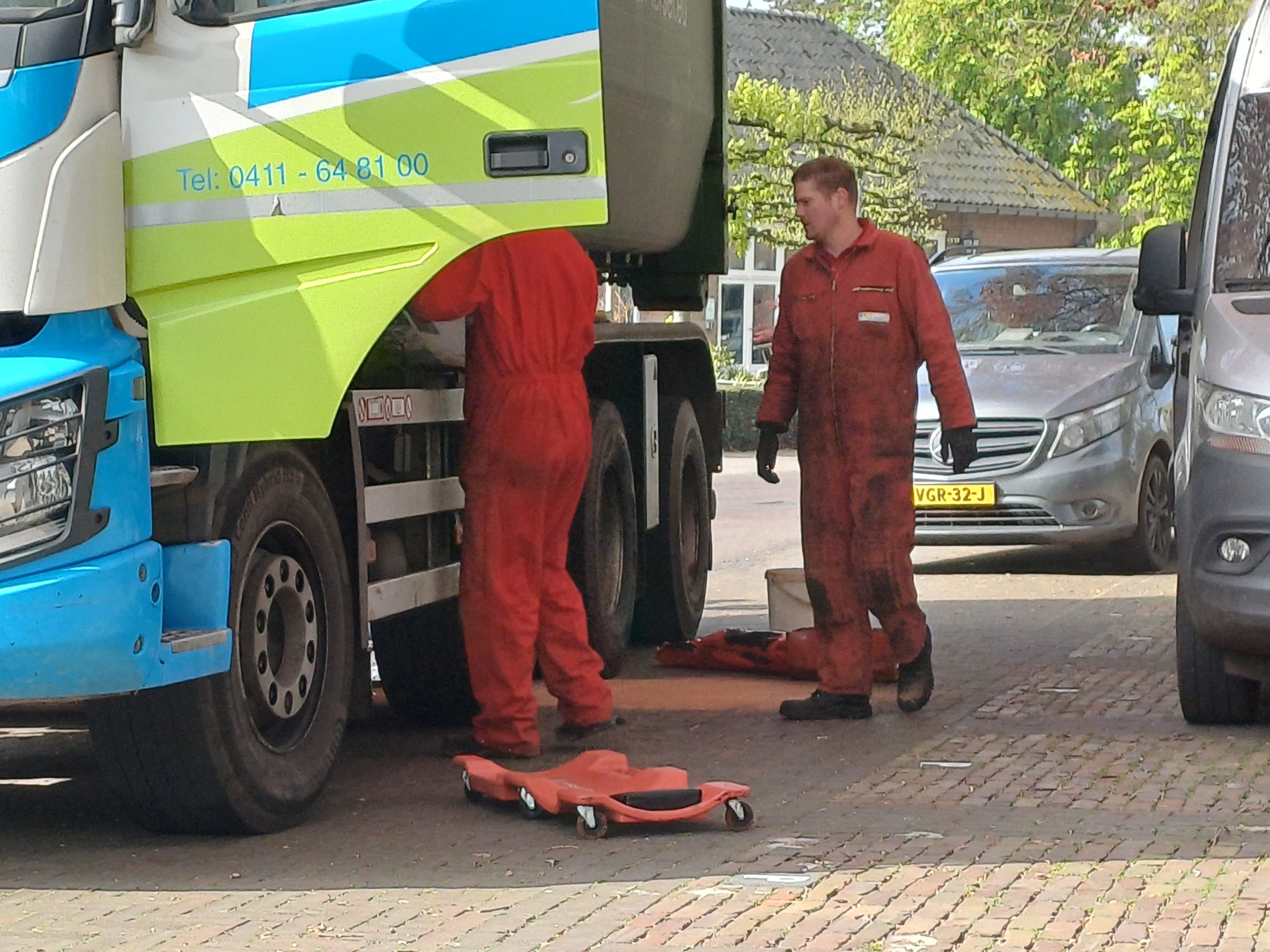 Vrachtwagen lekt hydraulische olie