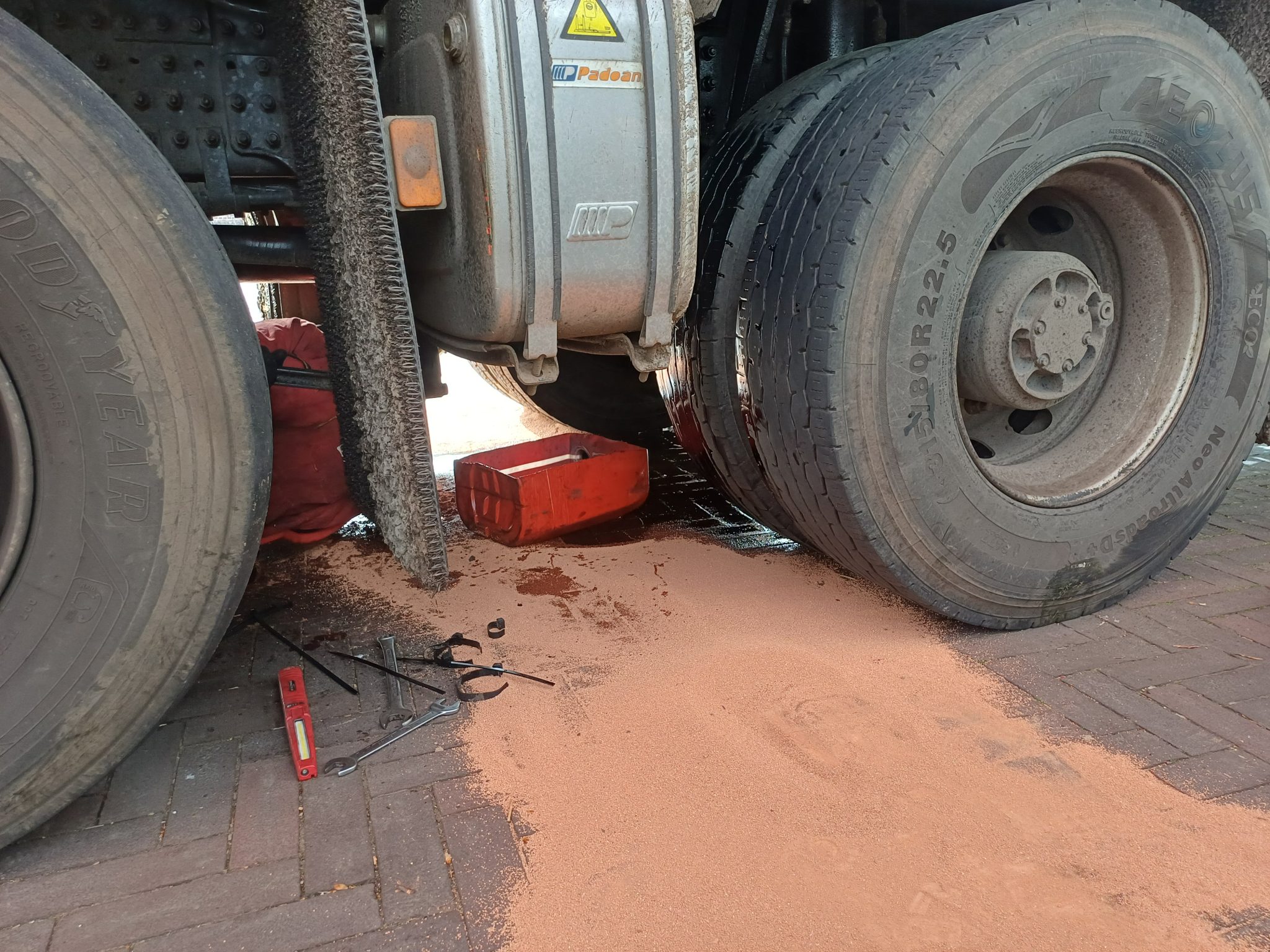 Vrachtwagen lekt MarcS 14apr26 (4)