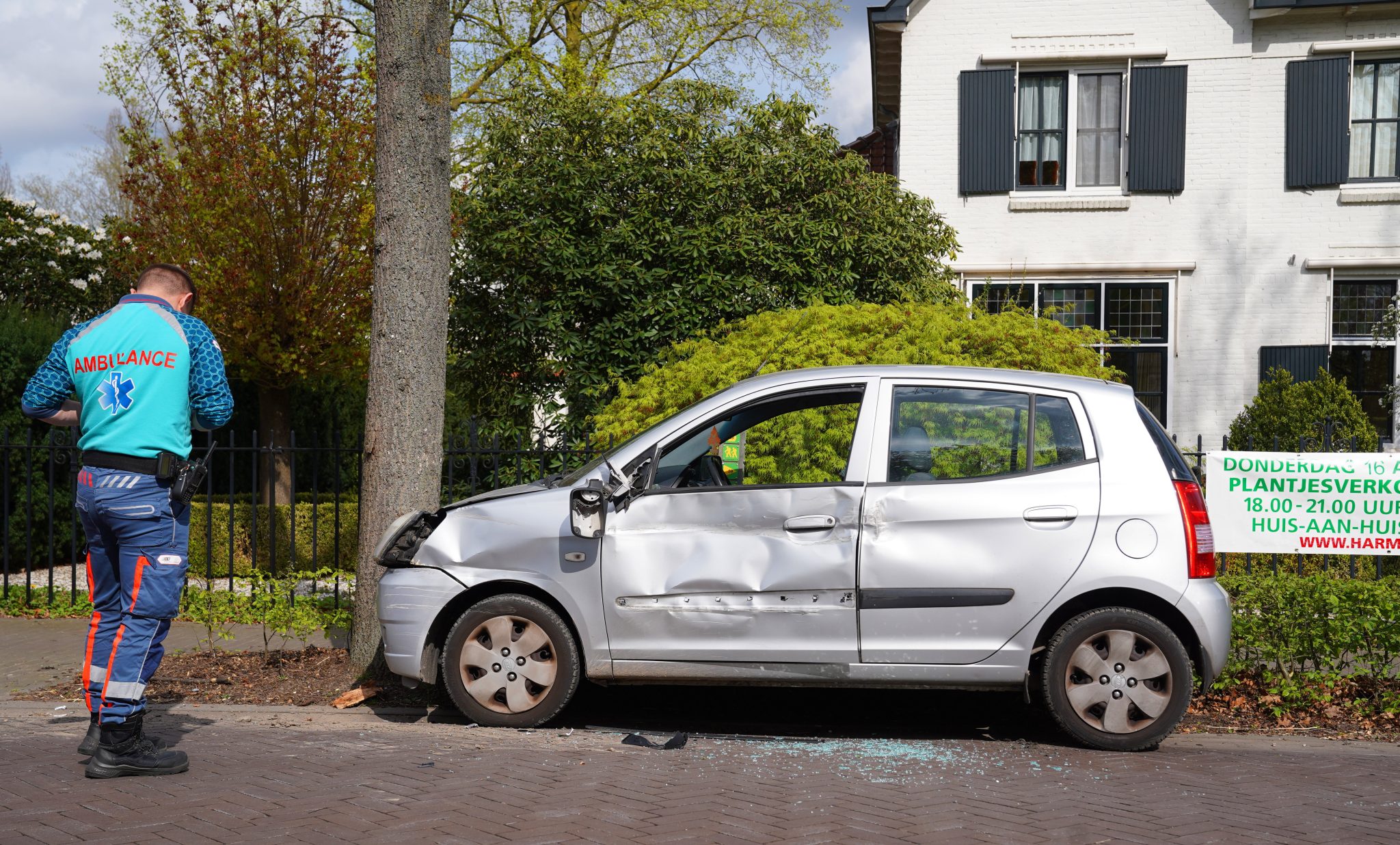 auto van de weggeduwd Torenstraa 10apr26 BartM (1)
