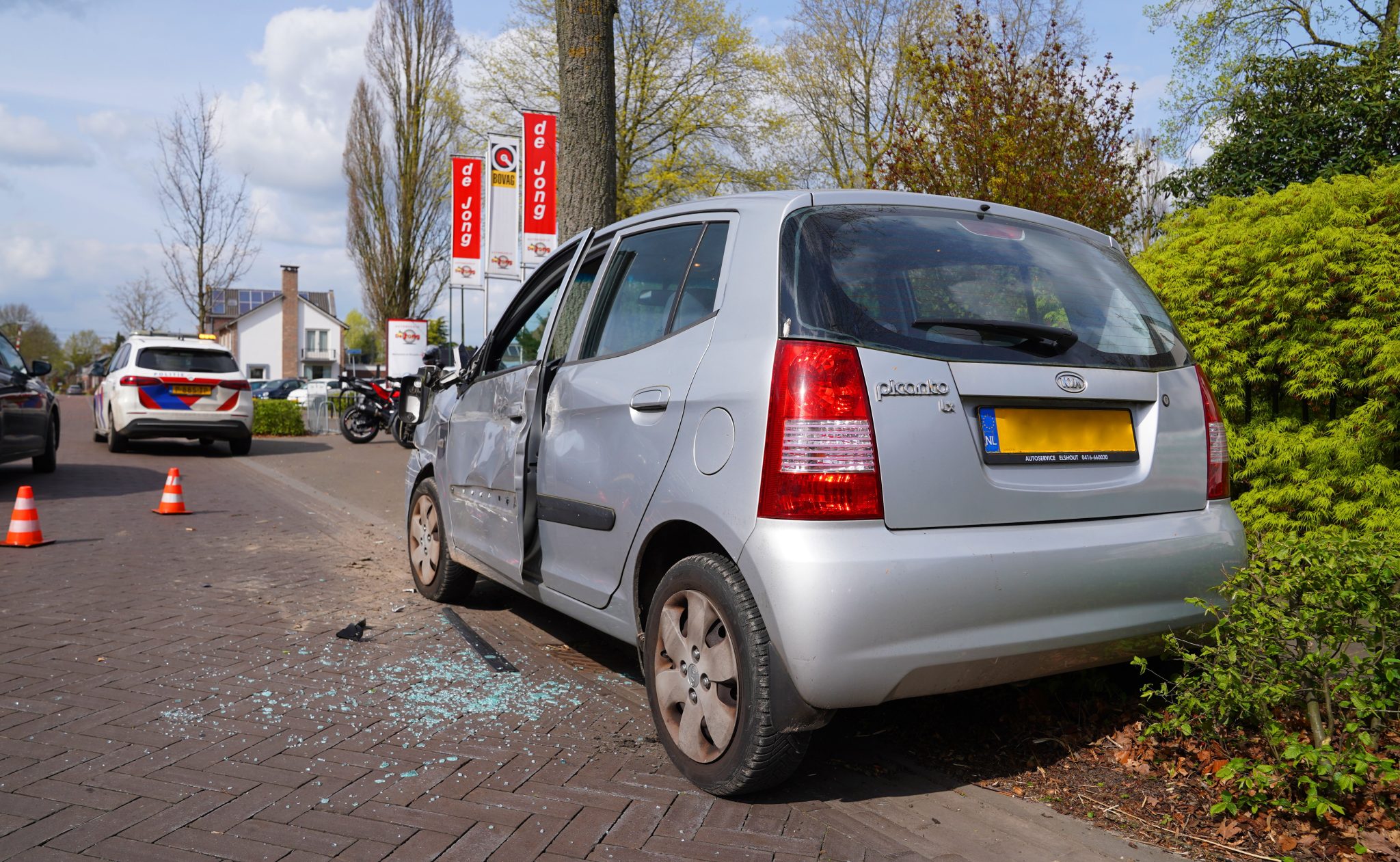 auto van de weggeduwd Torenstraa 10apr26 BartM (2)