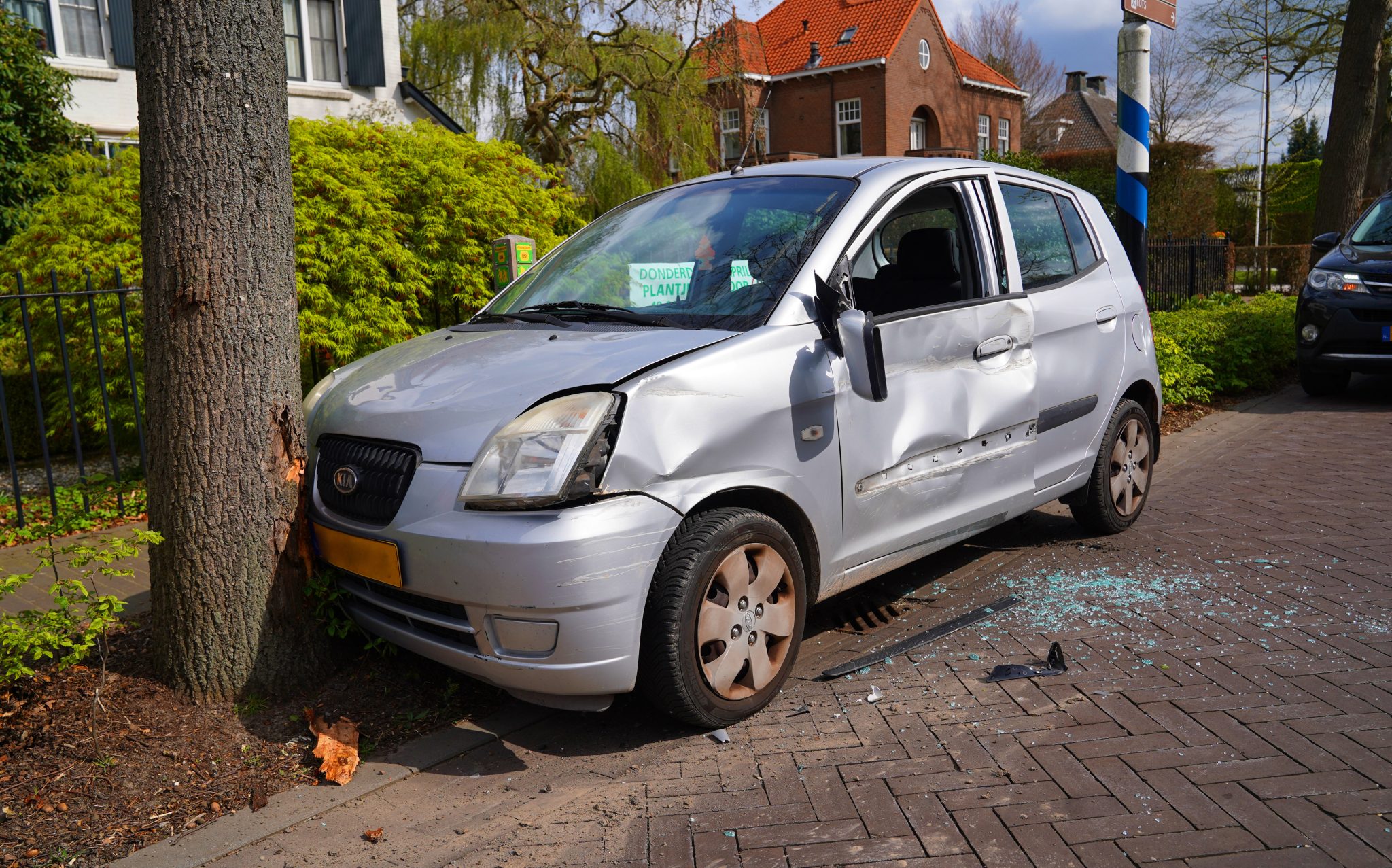 auto van de weggeduwd Torenstraa 10apr26 BartM (4)