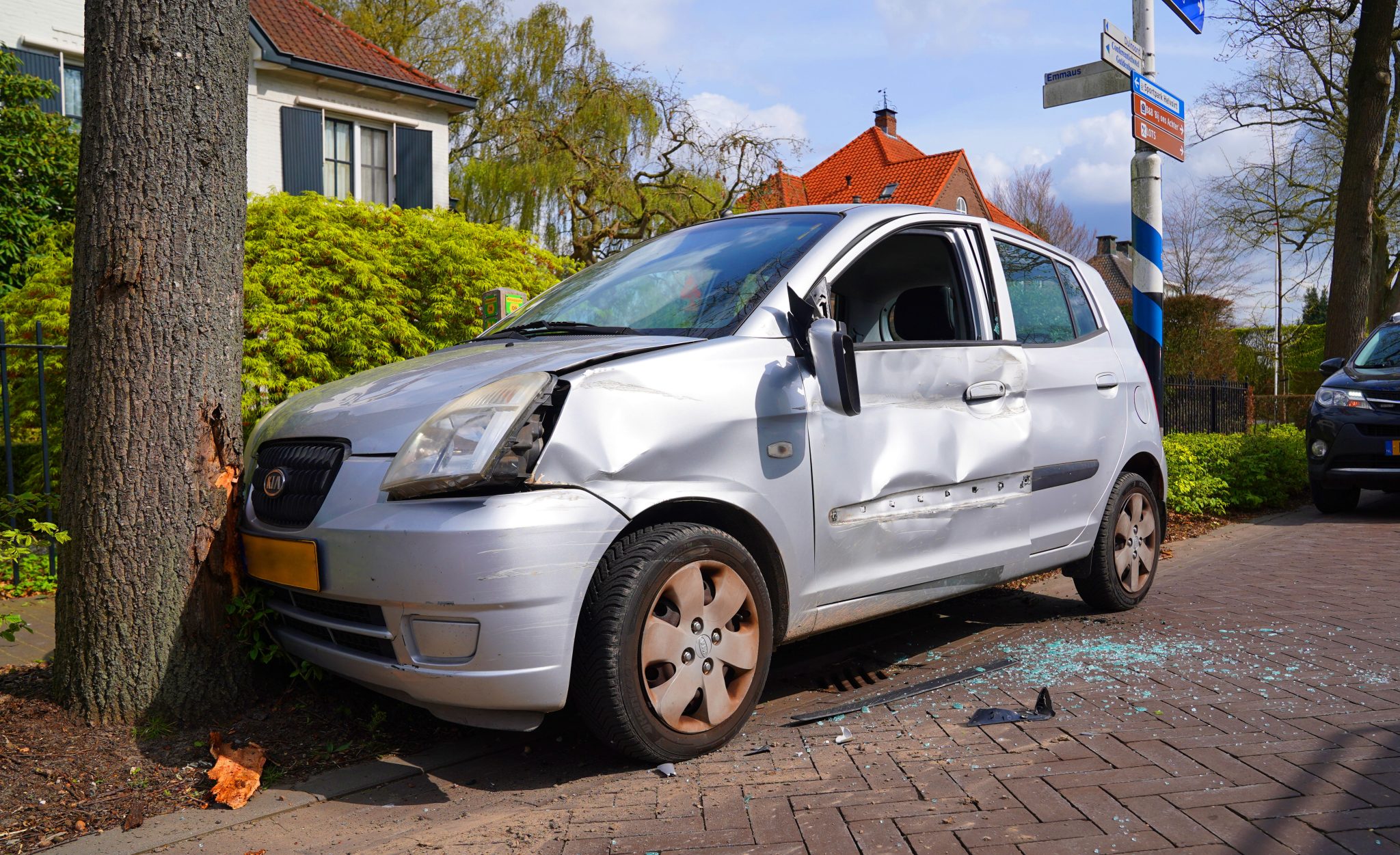 auto van de weggeduwd Torenstraa 10apr26 BartM (5)