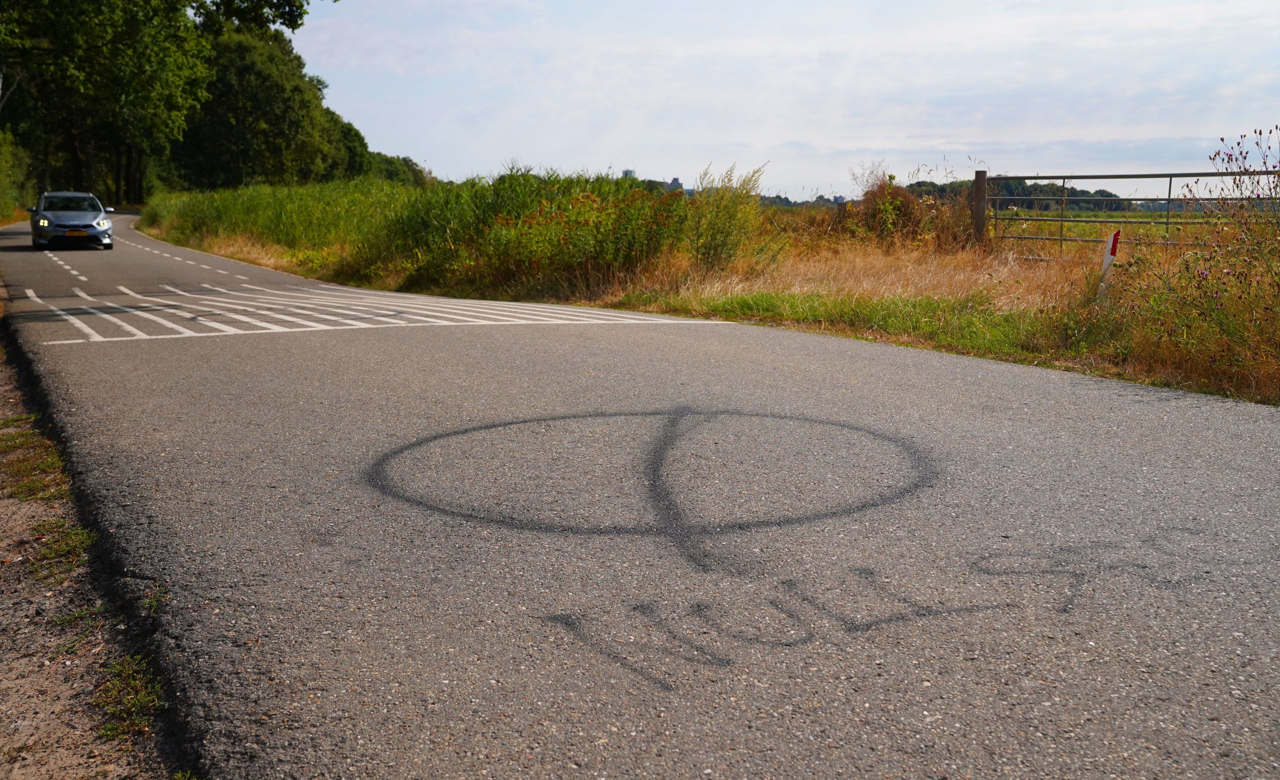 Vreemde teksten en tekens op wegdek in Cromvoirt
